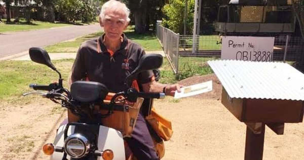 Le plus ancien poste de moto d'Australie achève son dernier itinéraire postal sur Magnetic Island