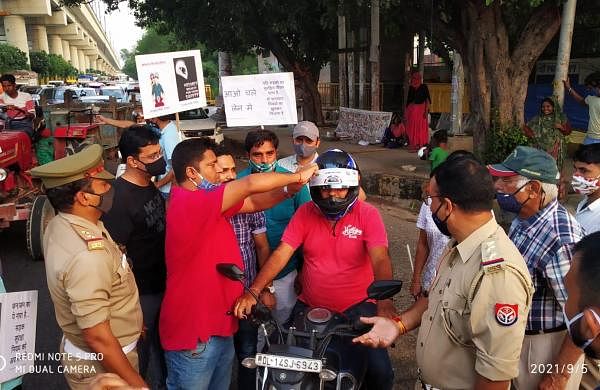 Un homme du Bihar distribue 49 000 casques d'une valeur de 2 crores de roupies après la mort d'un ami dans un accident de la route